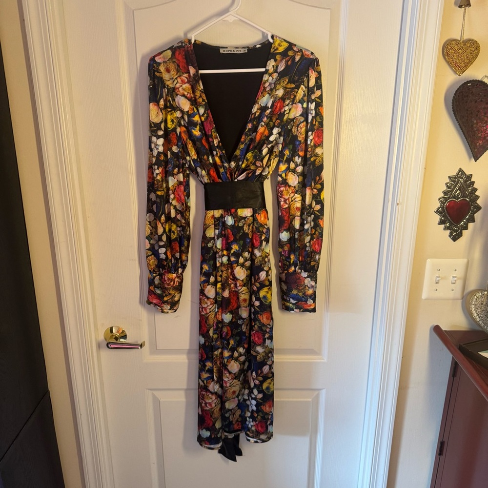 Hope & Ivy Floral V-Neck Dress - 16- worn once!